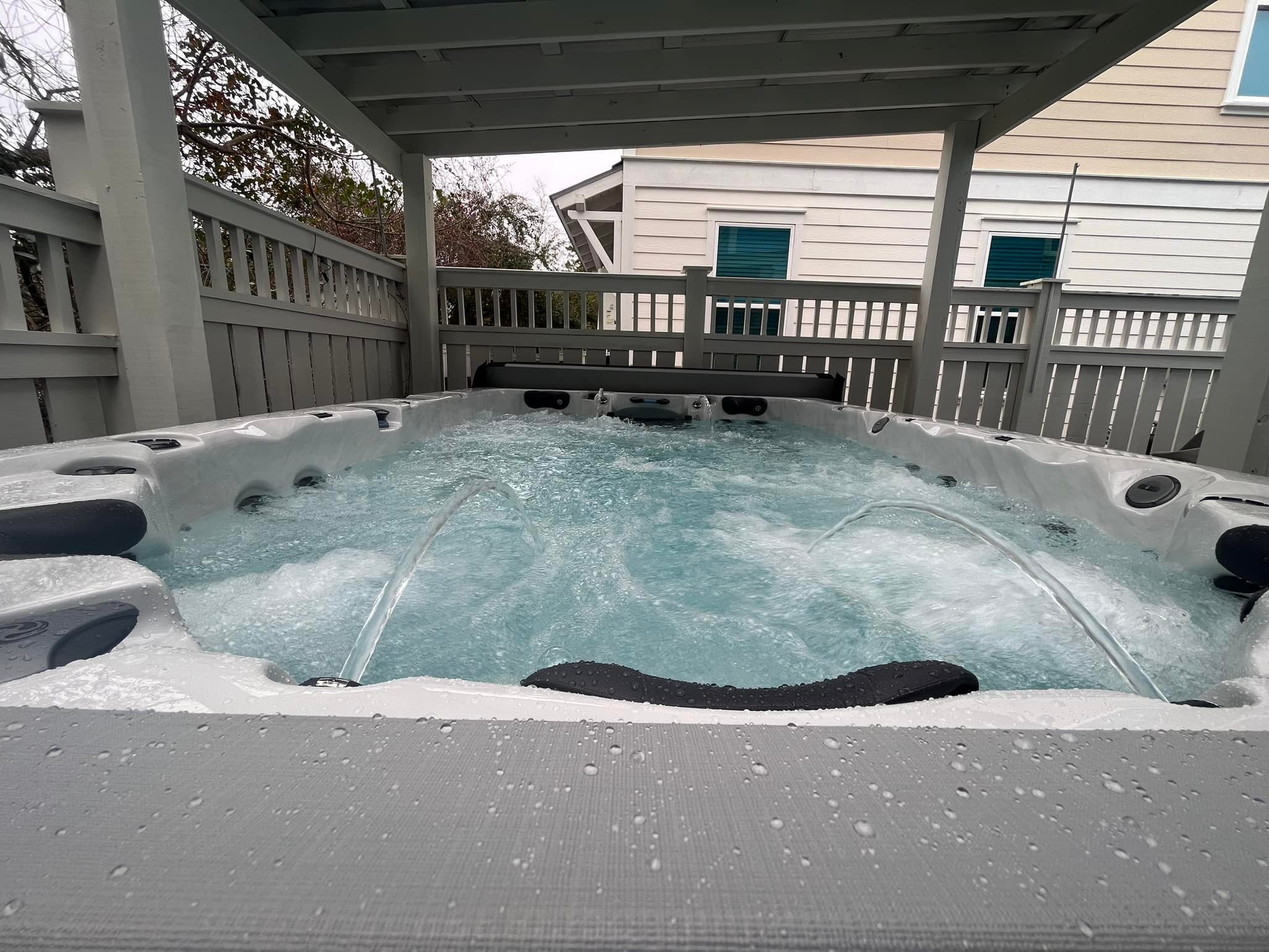 Showroom spas, hot tubs, and above-ground pools